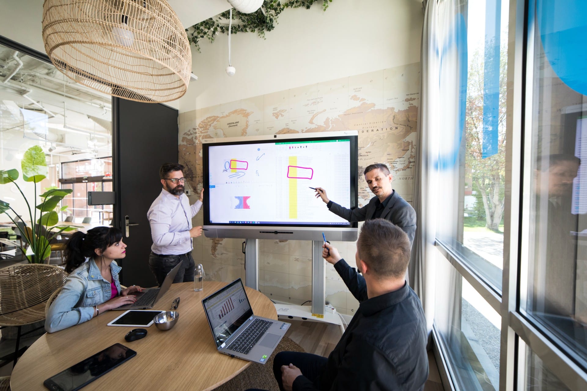 Les écrans interactifs : une solution pour des réunions modernes et collaboratives